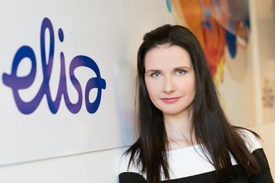 Elisa annab nõu: Kuidas kooli minevale lapsele telefoni valida?