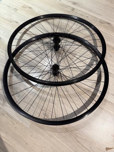 Easton microspline graveli jooksud, DT Swiss XDR freehub, Ergoni sadul.
