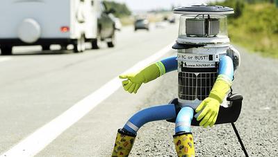 Pöidlaküüdiga sõitev robot hitchBOT lõhuti USA-s