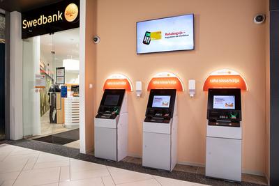 Swedbank lisab sularahaautomaatidele viipefunktsiooni