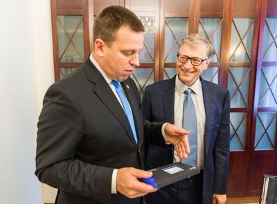 Jüri Ratas tegi Bill Gatesist e-residendi