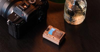 KÄED KÜLJES: Newelli uuenduslikud kaamera akud on laetavad läbi USB-C pesa