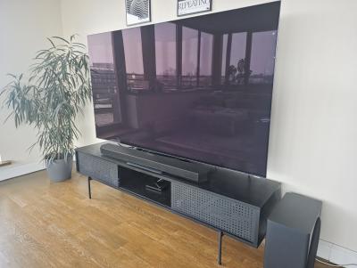 Samsung S90C 77' QD-OLED ja TV-laud