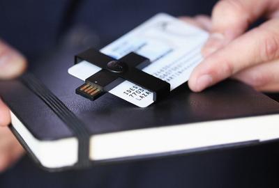 Minimalistliku disainiga uuenduslik ID-kaardi lugeja