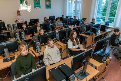 Eesti ettevõtted kingivad Räägu koolile arvutiklassi väärtusega 10 000 eurot