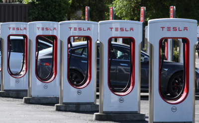 Tesla rajab Eestisse elektriautode laadimispunktid