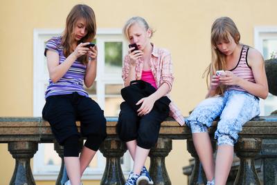 Ekspert annab nõu: kuidas toime tulla nutitelefonist sõltuvuses lapsega?