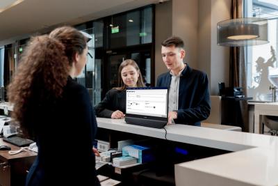 Philips tutvustab esimest kahepoolset monitori