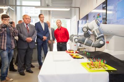 ABB andis TTÜ-le üle uue põlvkonna koostööroboti