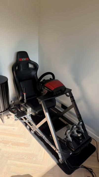 Next Level Racing GTtrack Simulator Cockpit + Thrustmaster rool, pedaalid, shifter, käsipidur.