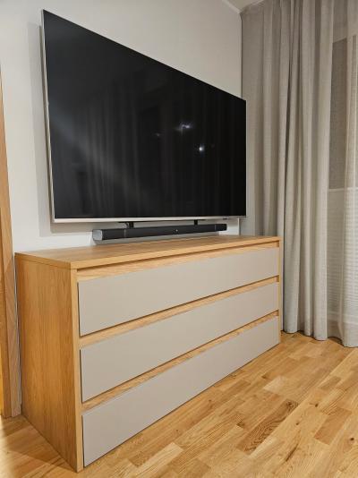 Töölaud integreeritud monitoriga.