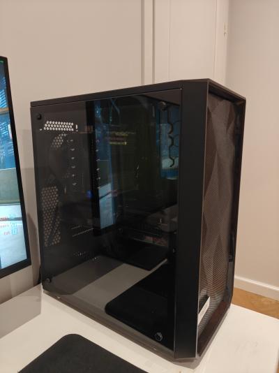 9070 XT, 7500X3D, 32GB DDR5: Stealthy AMD PC